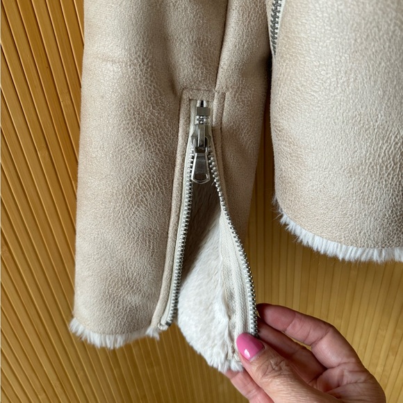 Faux Shearling and ultra suede Moto jacket. Women’s size 6-8 or juniors Large - Picture 9 of 10